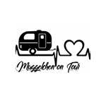 Hier handelt es sich um das logo von muggelchen on tour dort zusehen ist ein gezeichneter kleiner wohnwagen